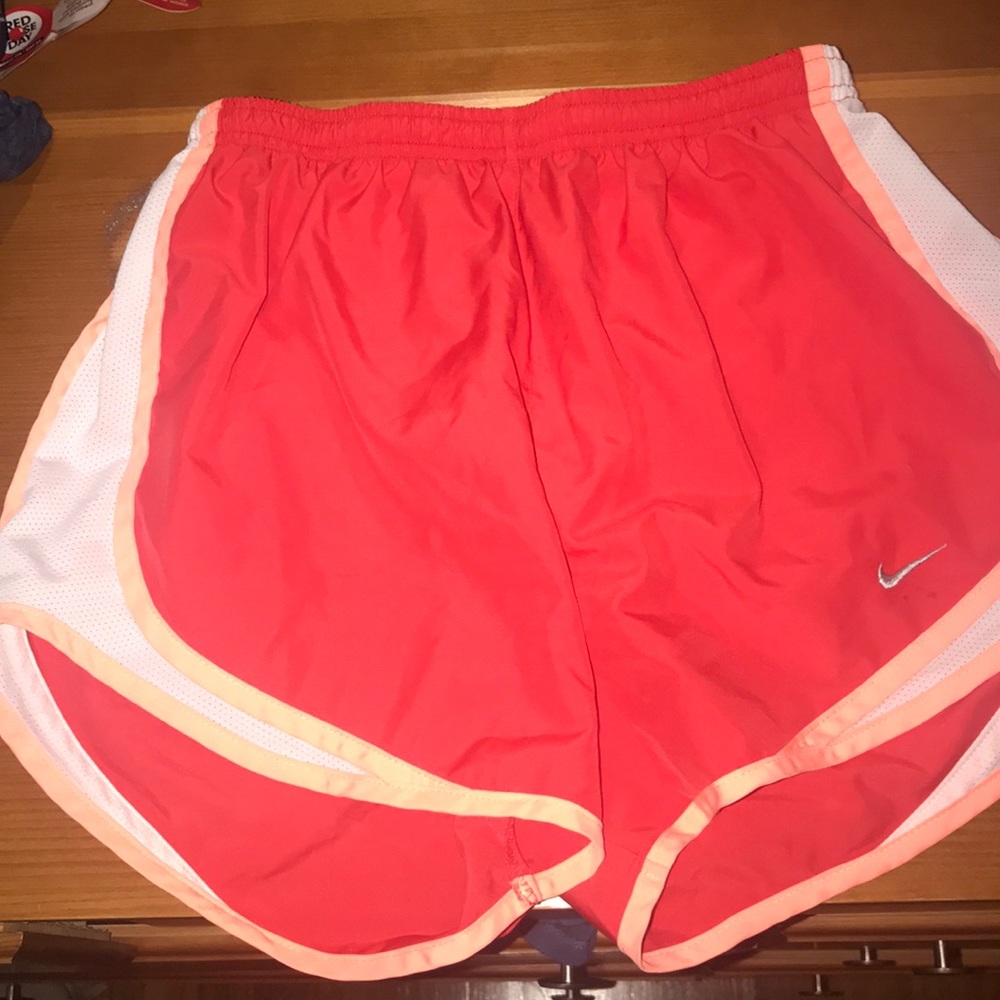 GOOD CONDITION SIZE SMALL NIKE SHORTS!!!!